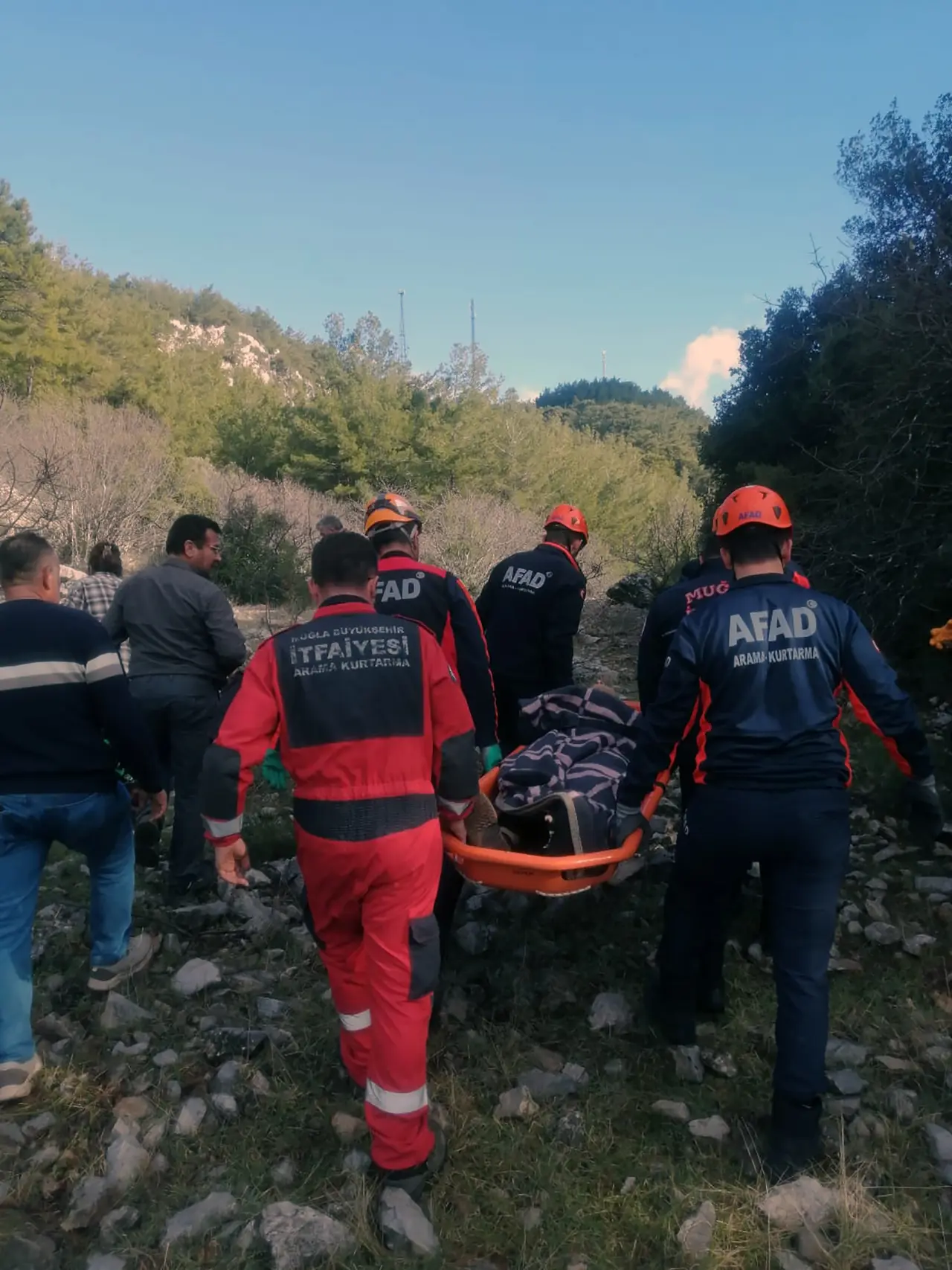 Kırsalda zor anlar! Kayalıklardan düşen yaşlı vatandaş kurtarıldı 2