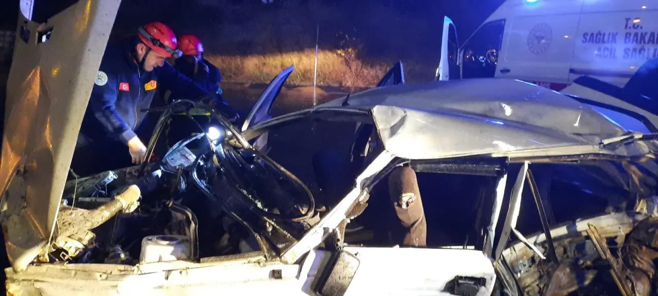 Samsun’da korkunç çarpışma! Otomobil tıra ok gibi saplandı 4