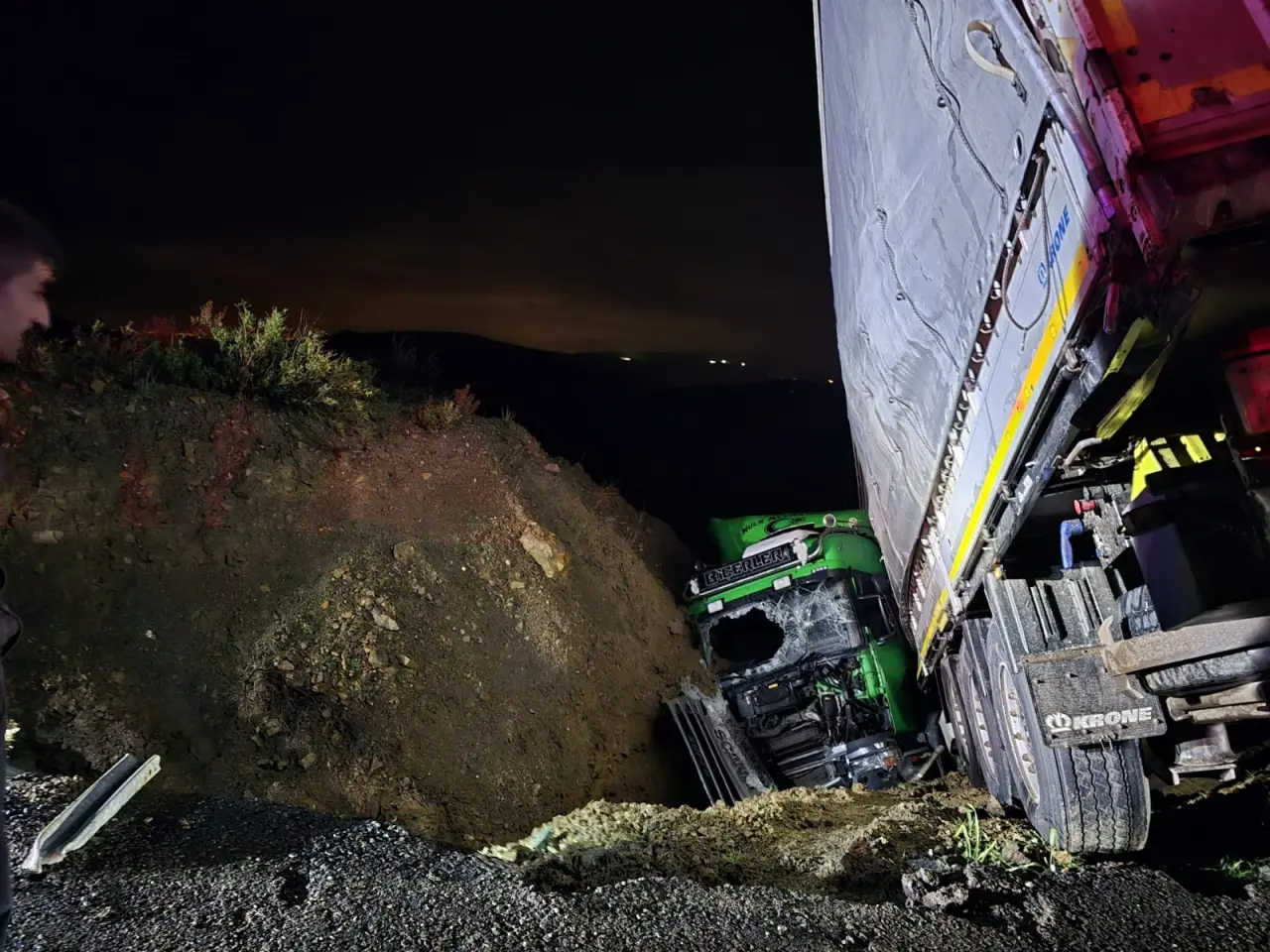Manavgat’ta korku dolu anlar! Tır şarampole uçtu 1