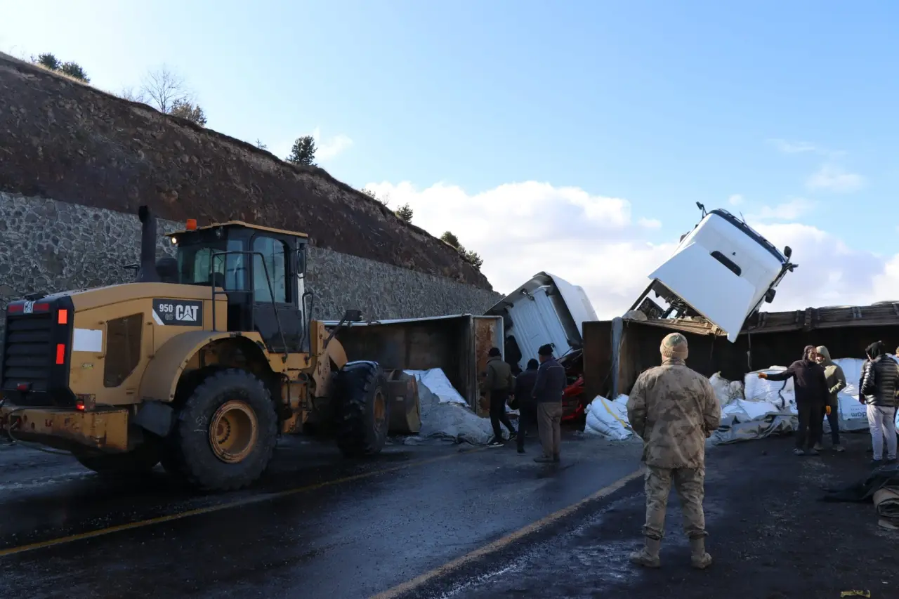 Posof’ta buz faciası! 3 araç birbirine girdi 5