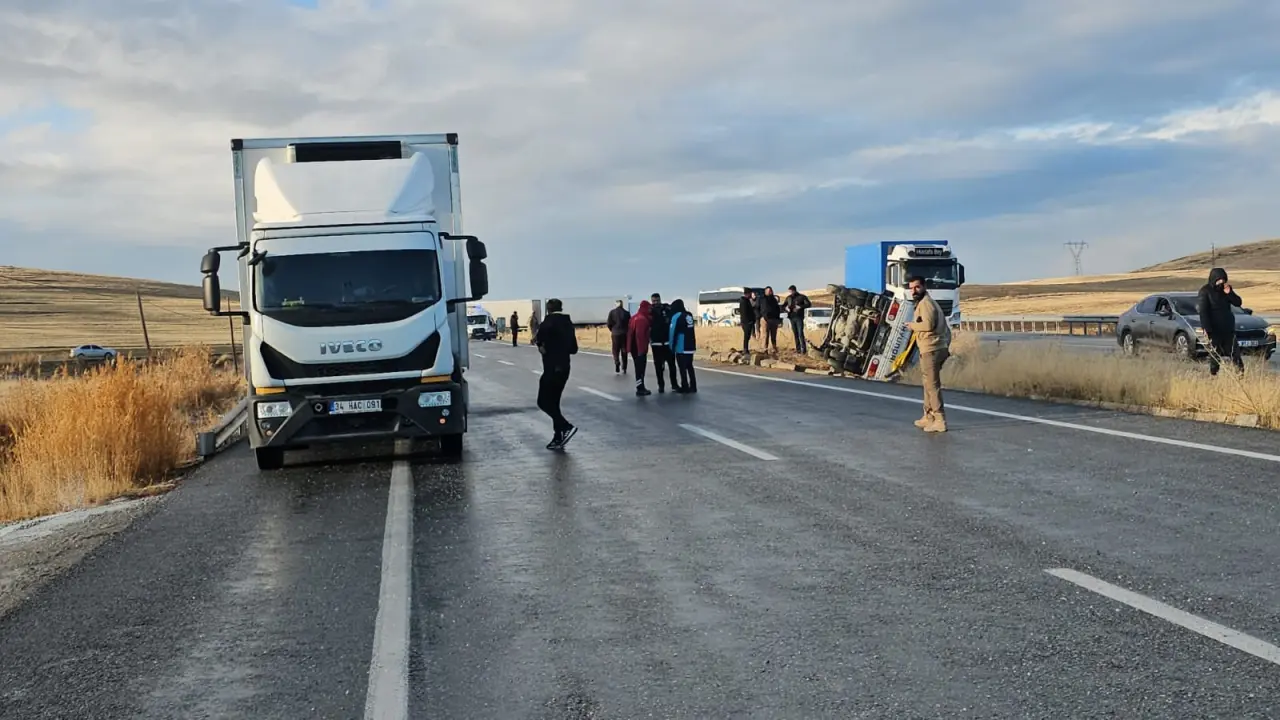Van’da sis ve buzlanma kabusu: 6 araç peş peşe çarpıştı! 2