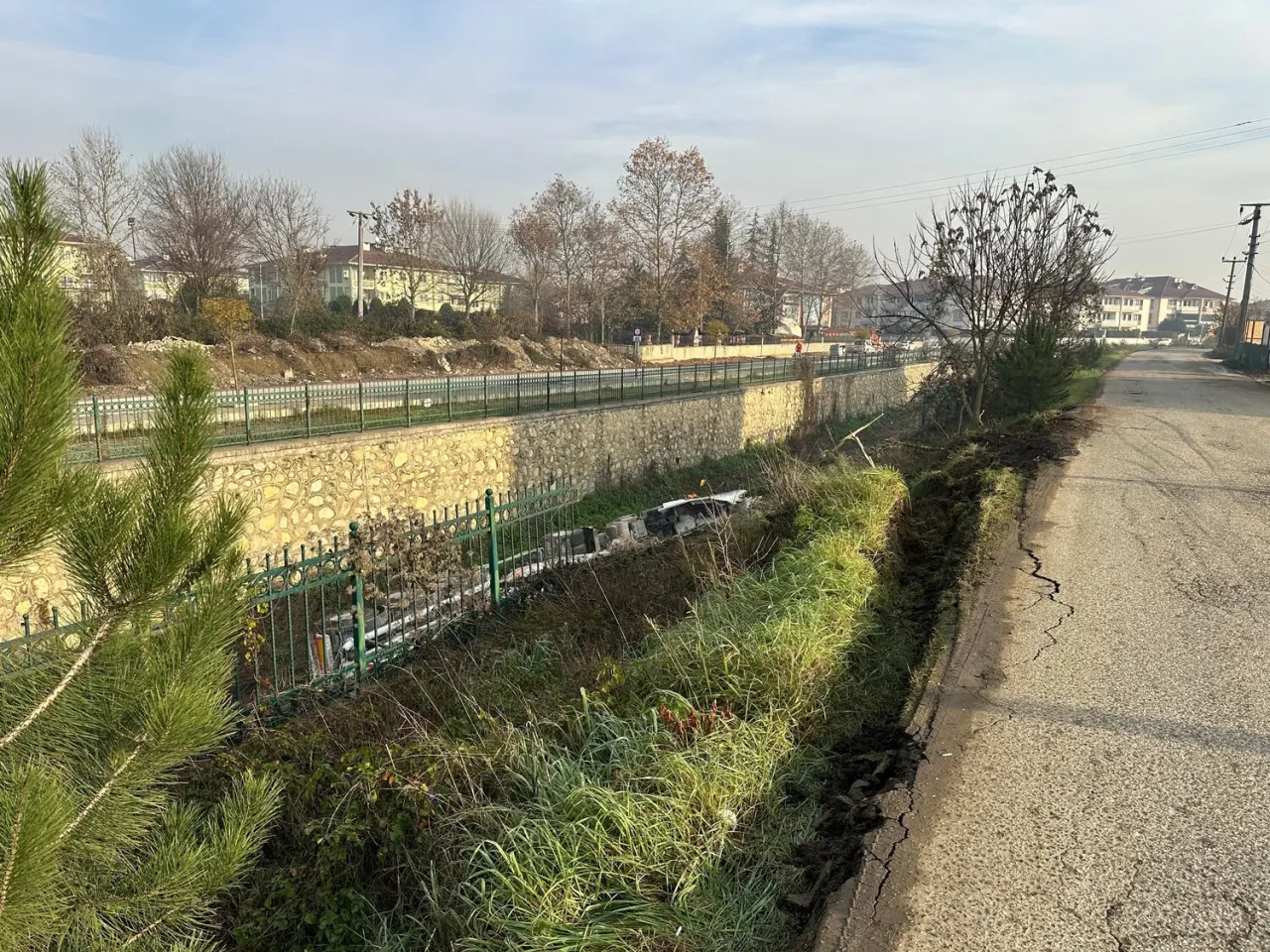 Düzce'de daralan yolda felaket! Beton mikseri dereye uçtu 4