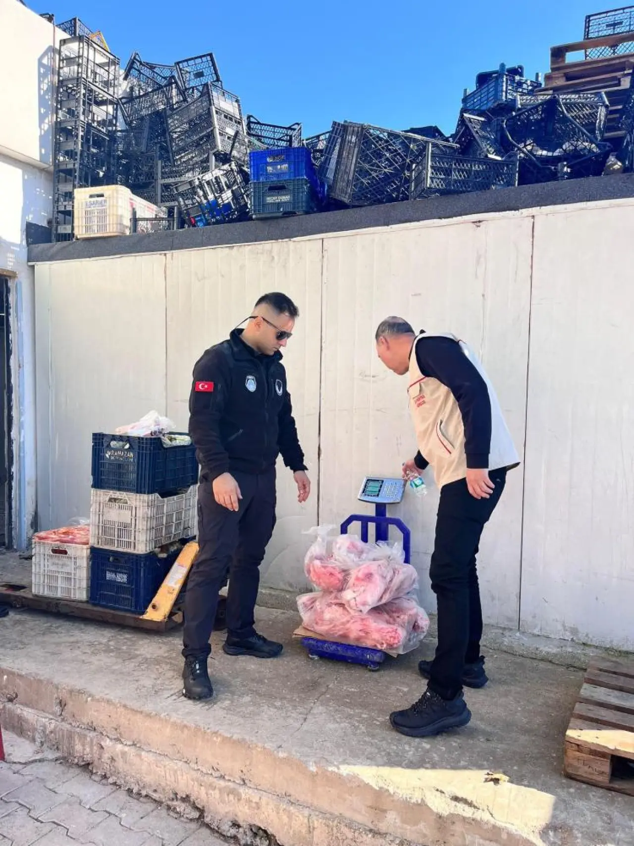 Halk sağlığıyla oynadılar! Ruhsatsız depoda binlerce kilo çürük gıda yakalandı 6