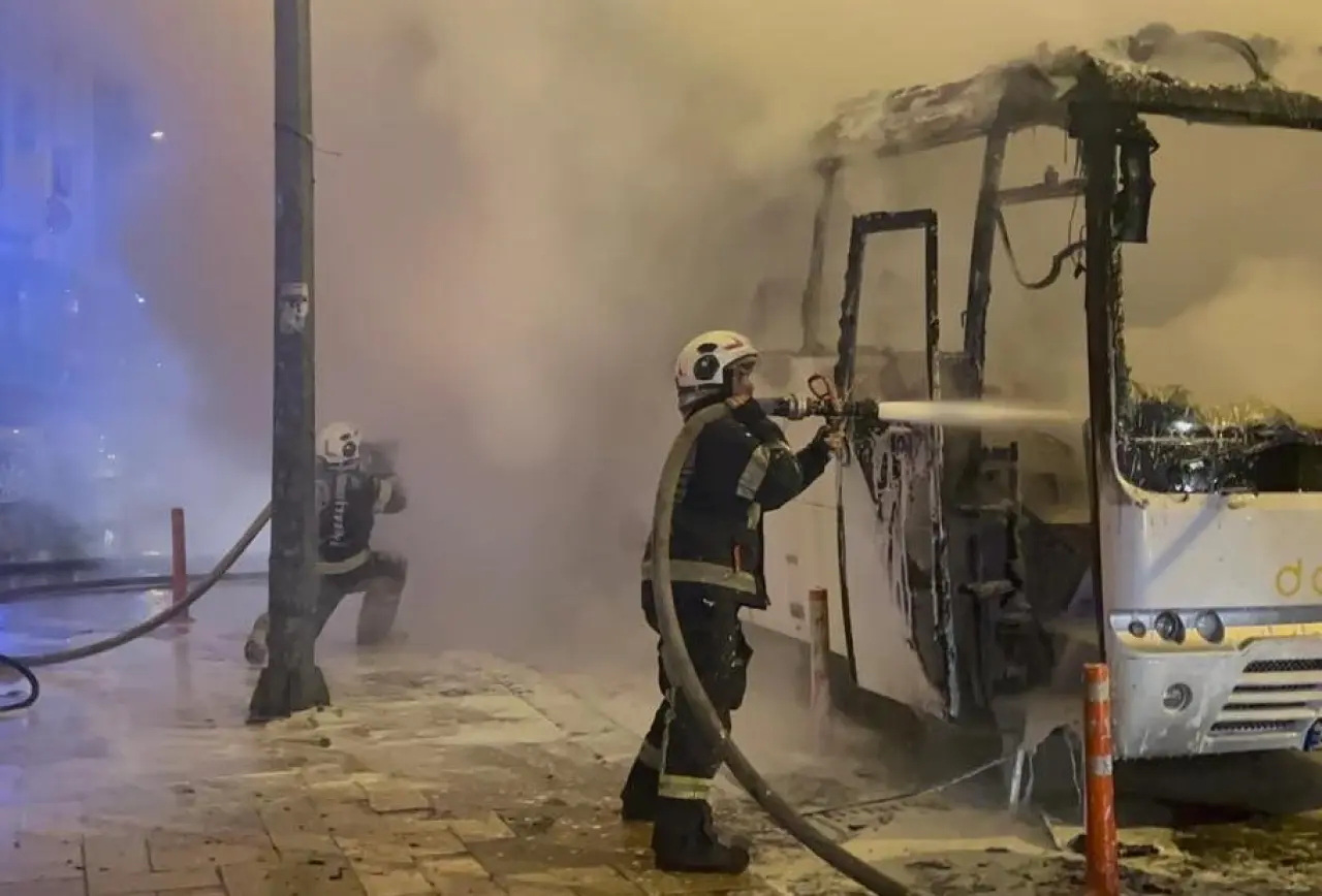 Denizli’de işçi servisinde yangın paniği! İşçi servisi alev topuna döndü 5