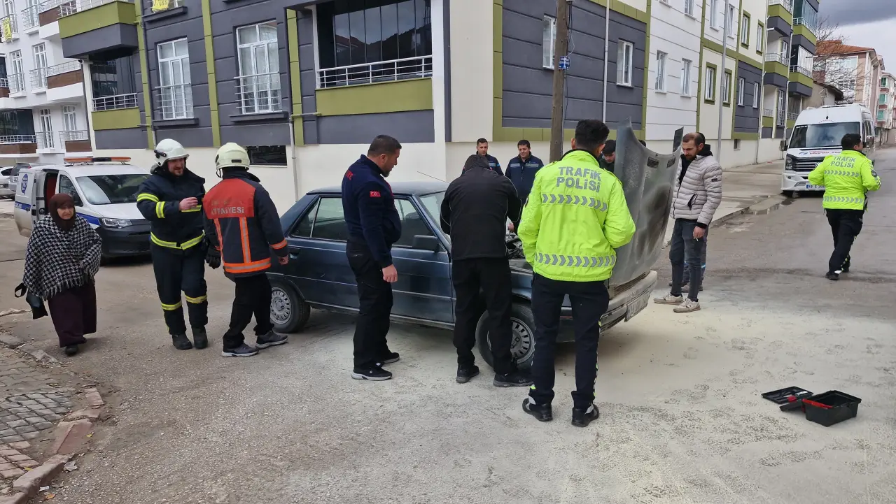 Seyir halindeyken alev alev yandı! Sürücü son anda kurtuldu 4