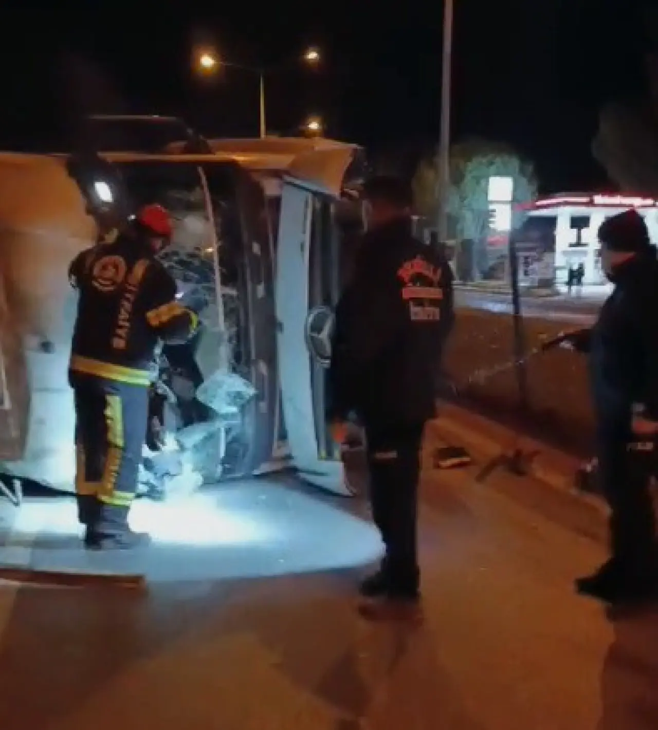 Kavşakta dehşet! Kırmızı ışık ihlali yapan mikser otomobile daldı, 5 yaralı 7