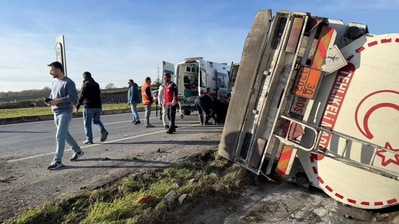 Sakarya'da feci kaza! Tanker devrildi, yol savaş alanına döndü 3