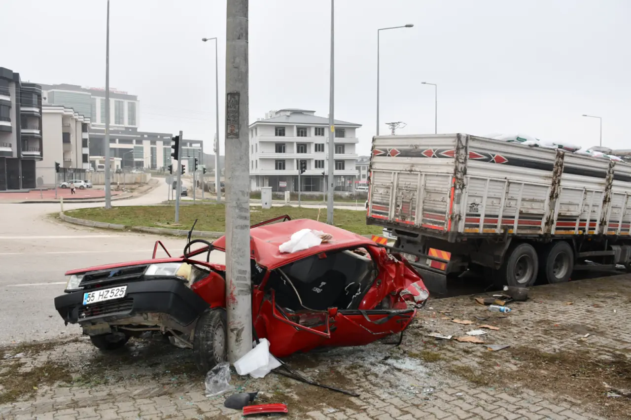 Kırmızı ışıkta duruyordu, kamyon çarptı: Araç adeta yok oldu 1
