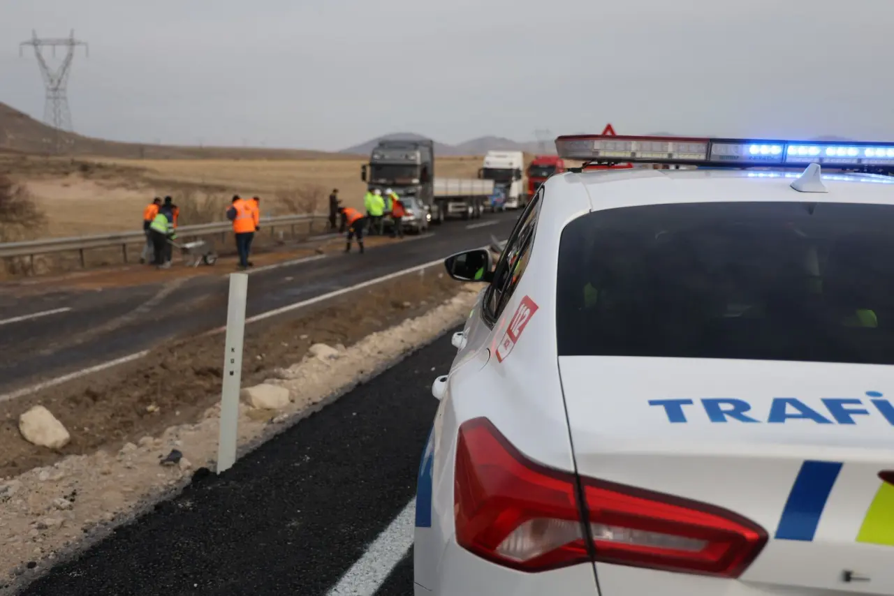 Nevşehir'de can pazarı! Otomobil tırla çarpıştı, 1 ölü 3 yaralı 5