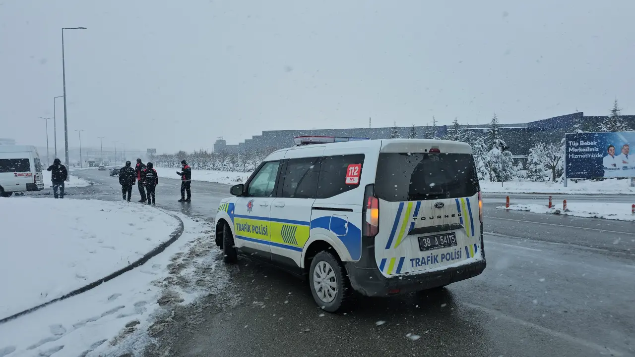 Kayseri’de sabah mesaisi kabusa döndü! İşçi servisi tıra çarptı, 11 Yaralı 3