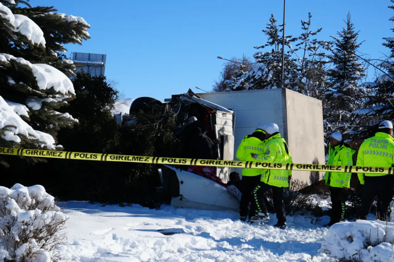 Erzurum’da dehşet anları! Kamyon ağacı kökünden söktü 2