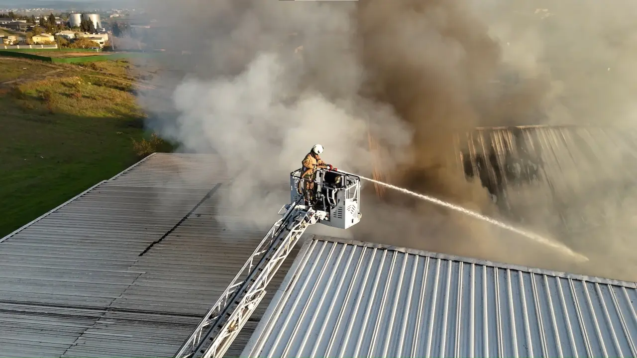 Tuzla’da sanayi bölgesinde korkutan yangın! Gökyüzü siyah dumanla kaplandı 4