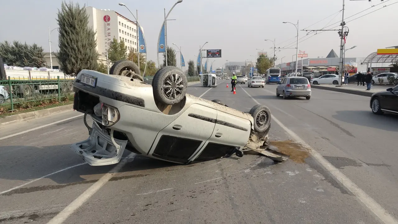Malatya’da hastane önü savaş alanına döndü! Araçlar takla attı 1