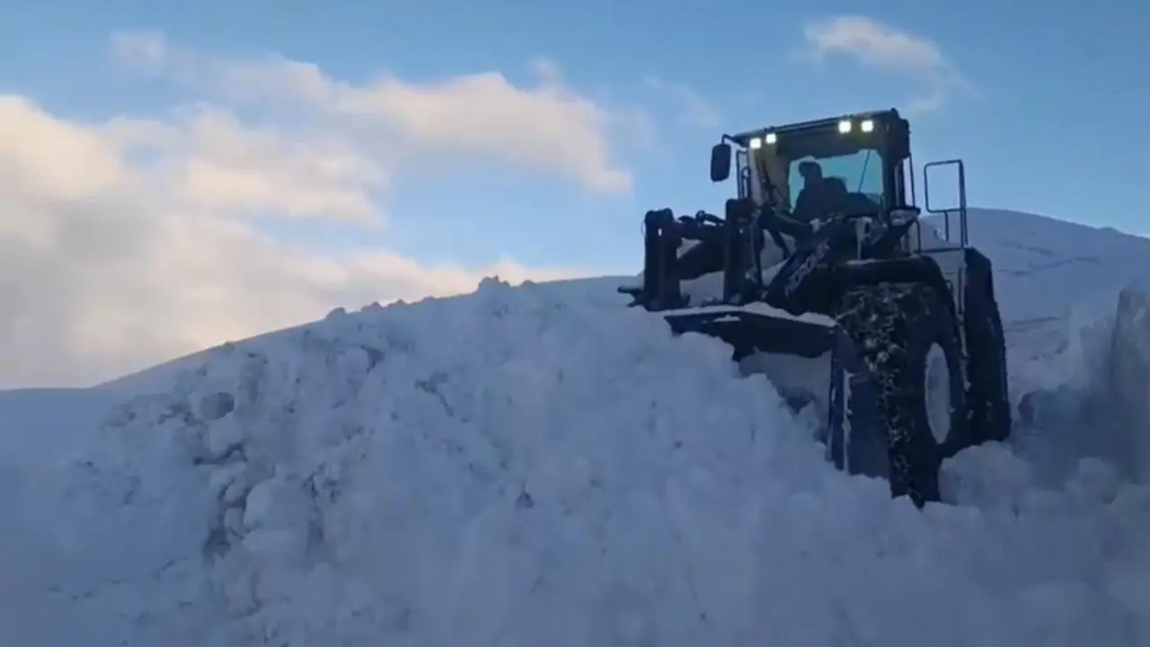 Doğuda kış sert geçiyor! 1 metreyi aşan kar yolları yuttu 2