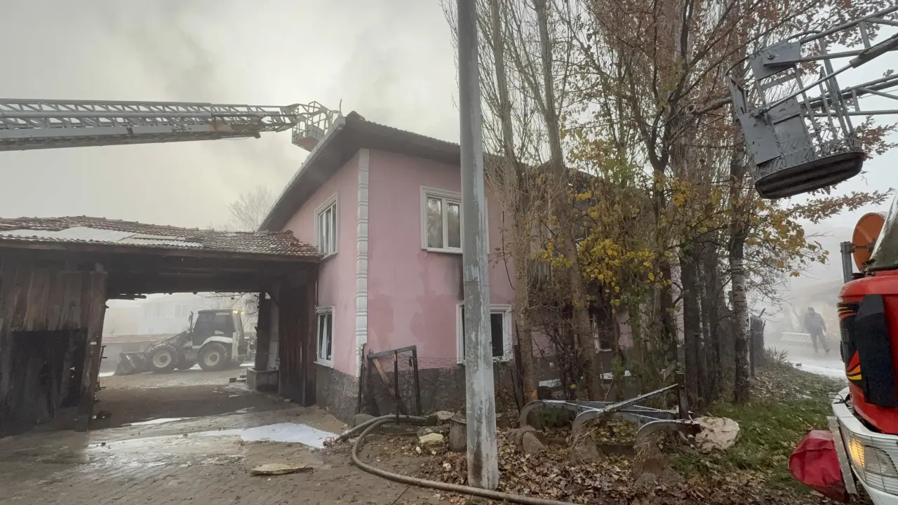 İki katlı ev küle döndü! Aile kış ortasında evsiz kaldı 4