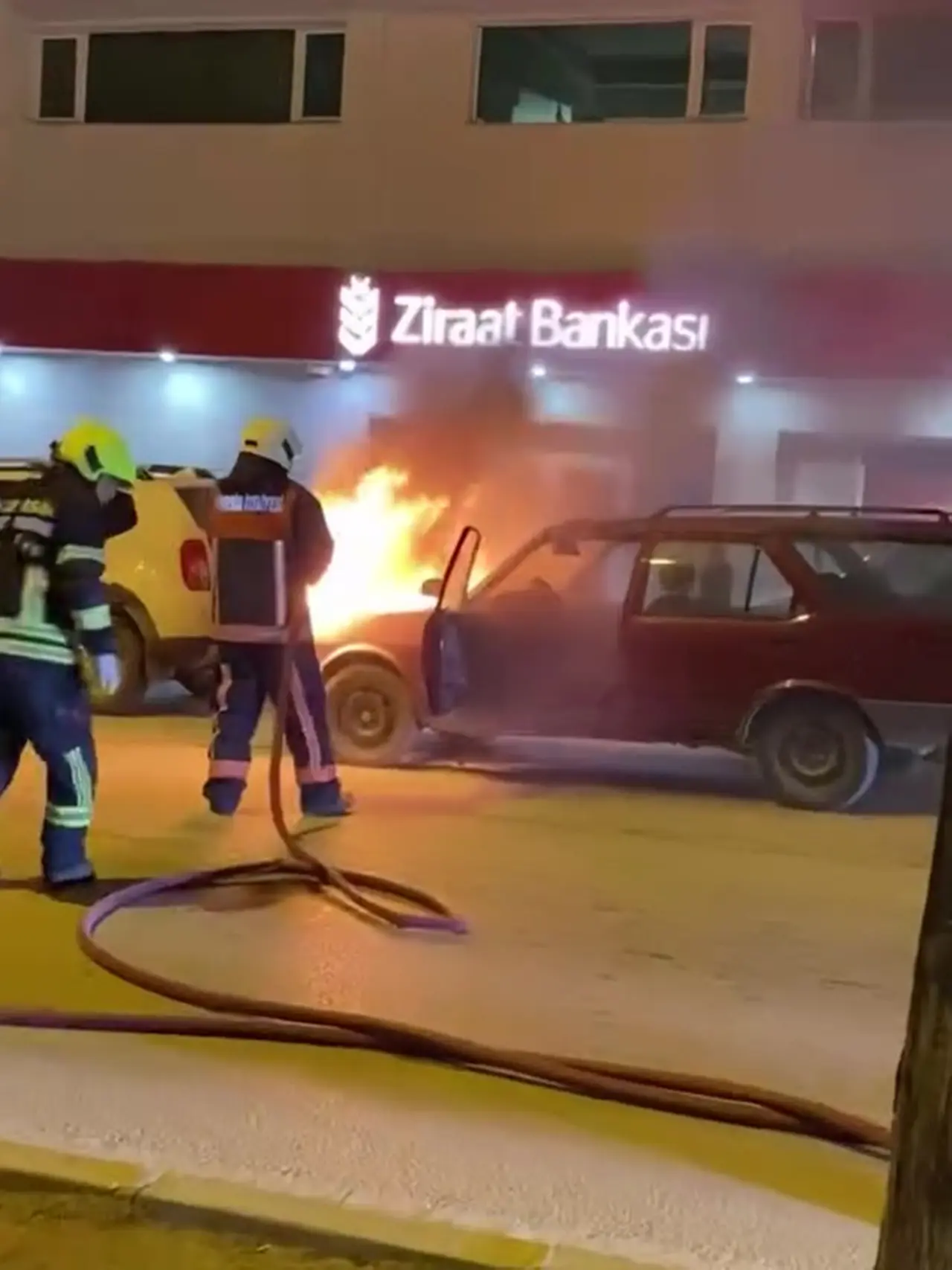 Mut’ta korkutan yangın! Park halindeki otomobil alev alev yandı 1