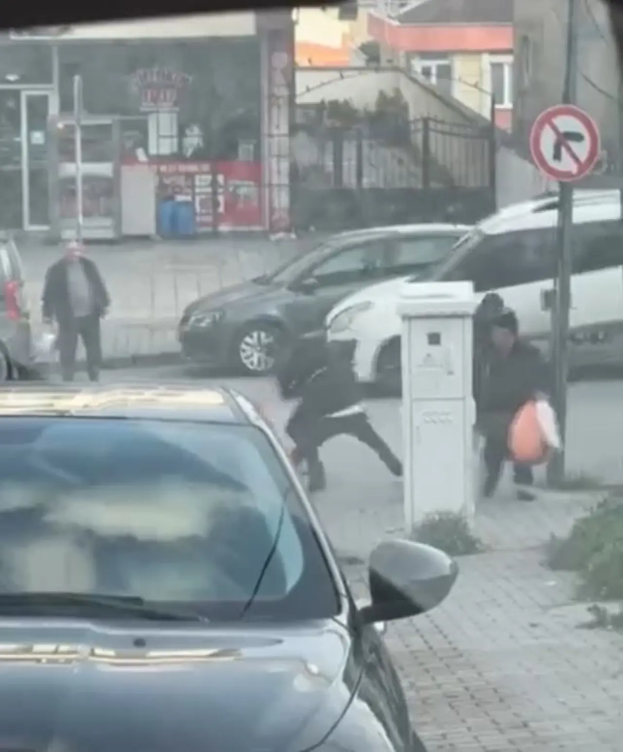 İstanbul’da pes dedirten olay! Çocuklar yumruk yumruğa kavga etti, herkes izlemekle yetindi 2