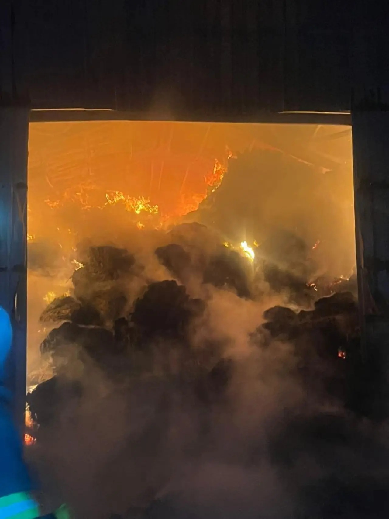 Gece yarısı alev alarmı, tüm saman depolarını bir lokmada yedi! 2