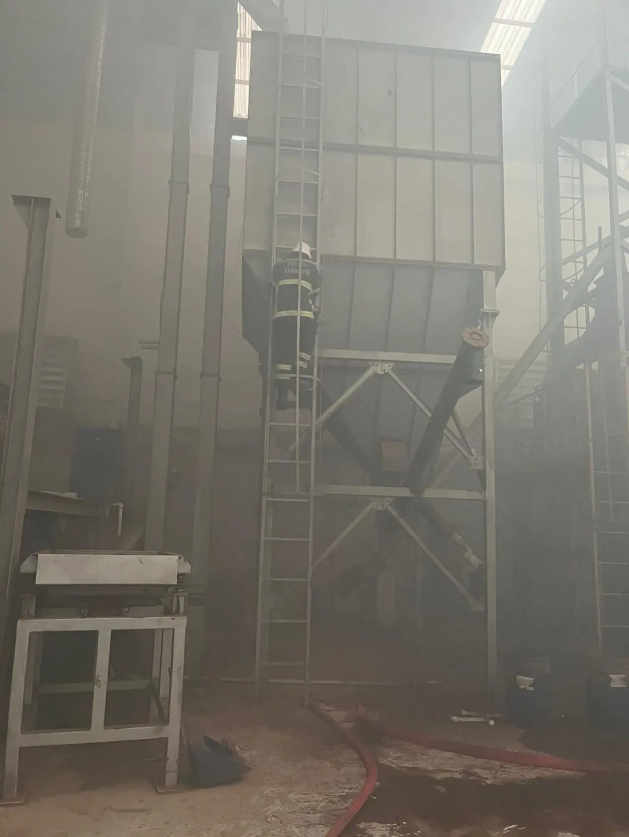 Hatay’da fabrika saniyeler içinde alevlere teslim oldu! 2