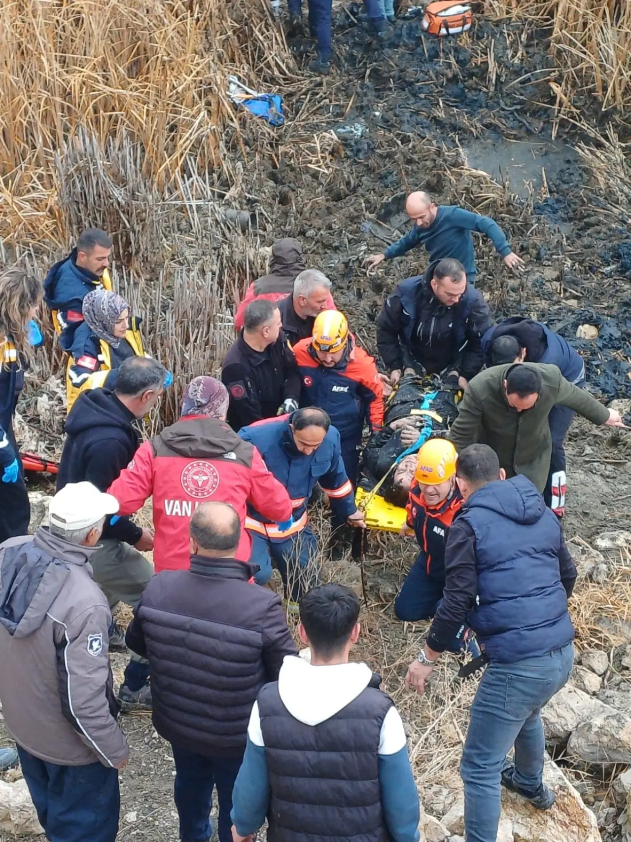 Van-Özalp yolunda feci kaza! Araç bataklığa uçtu 2
