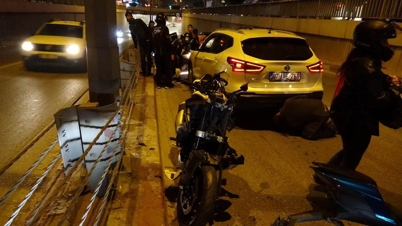 Antalya’da alt geçitte korku dolu anlar! Motosikletli önce otomobile sonra bariyerlere çarptı 2
