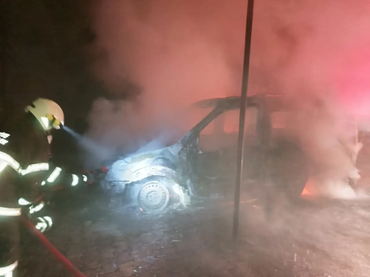 Bucak’ta korku dolu gece! Ev alevlere teslim oldu, araç küle döndü 3