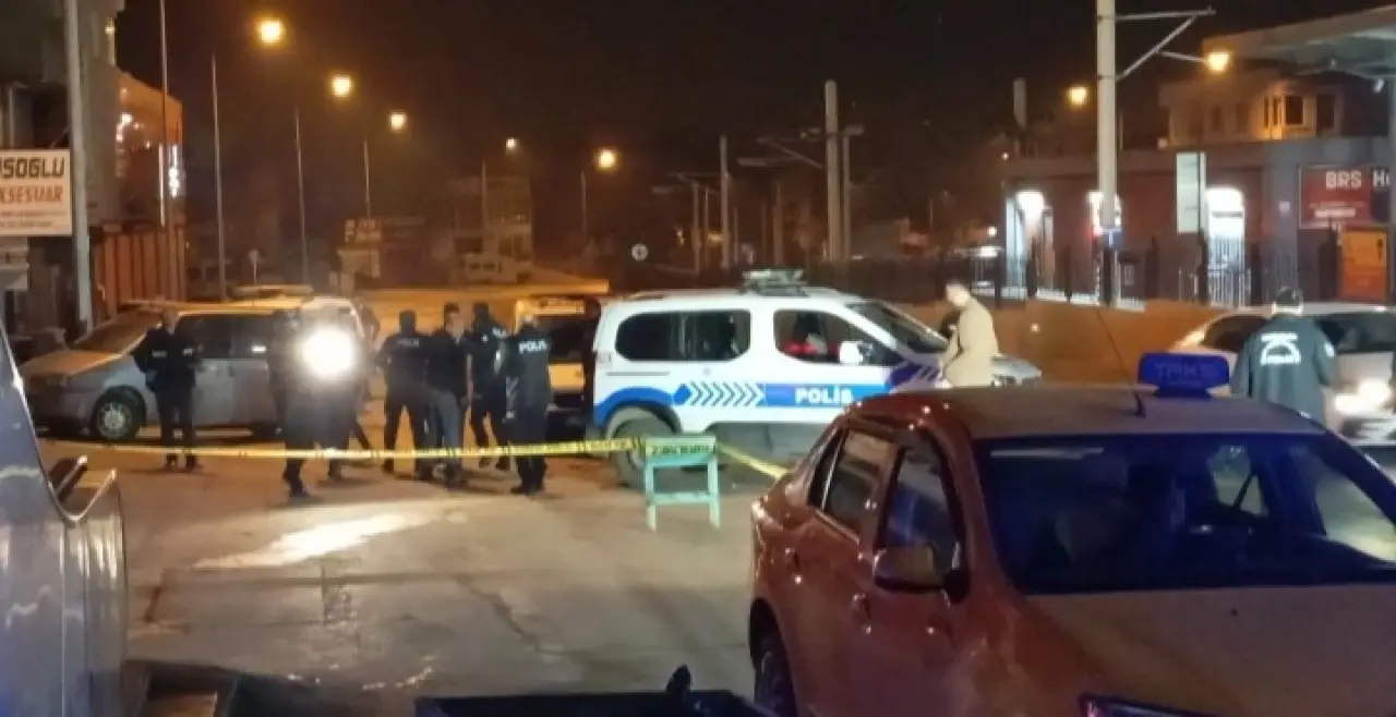 Bursa’da eğlence mekanı önünde silahlı çatışma! 1'i ağır 2 yaralı 4