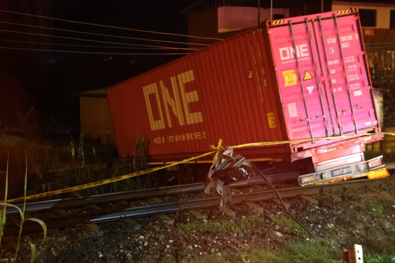 Aydın’da felaket gibi gece! Otoyoldan havalanan tır raylara çakıldı! 1