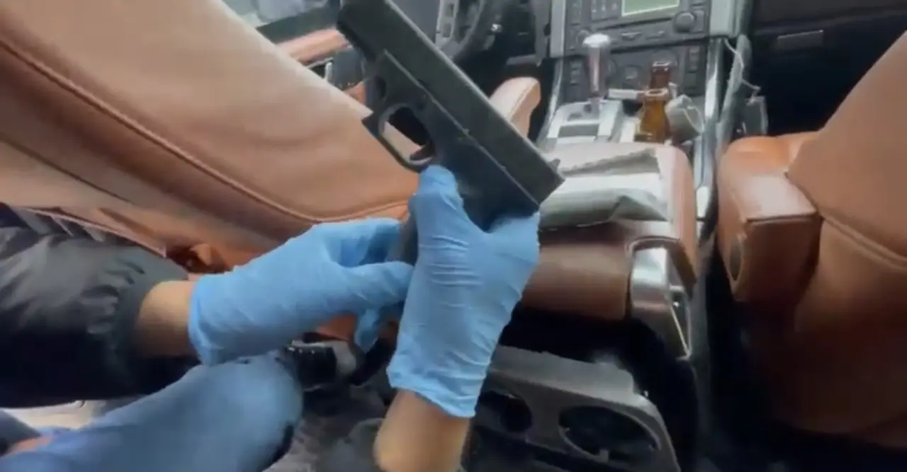 Polis gizli bölmeyi Açtı, uyuşturucu ve silah çıktı! 2