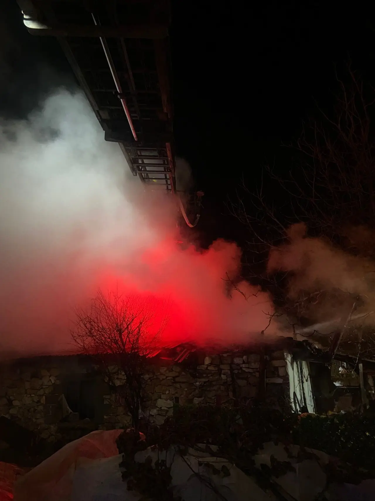 Manyas’ta korku dolu anlar! Tek katlı ev alevlere teslim oldu 4