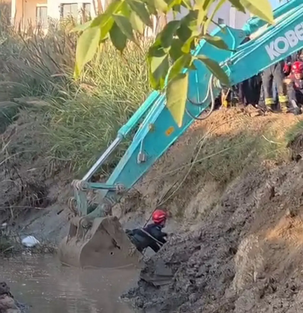 Dere kenarında oyun bir anda bitti! Sessiz sulara kapılan çocuk cansız çıktı 2