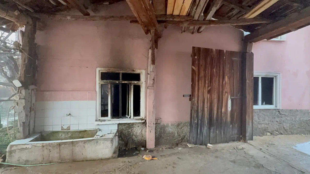 İki katlı ev küle döndü! Aile kış ortasında evsiz kaldı 3