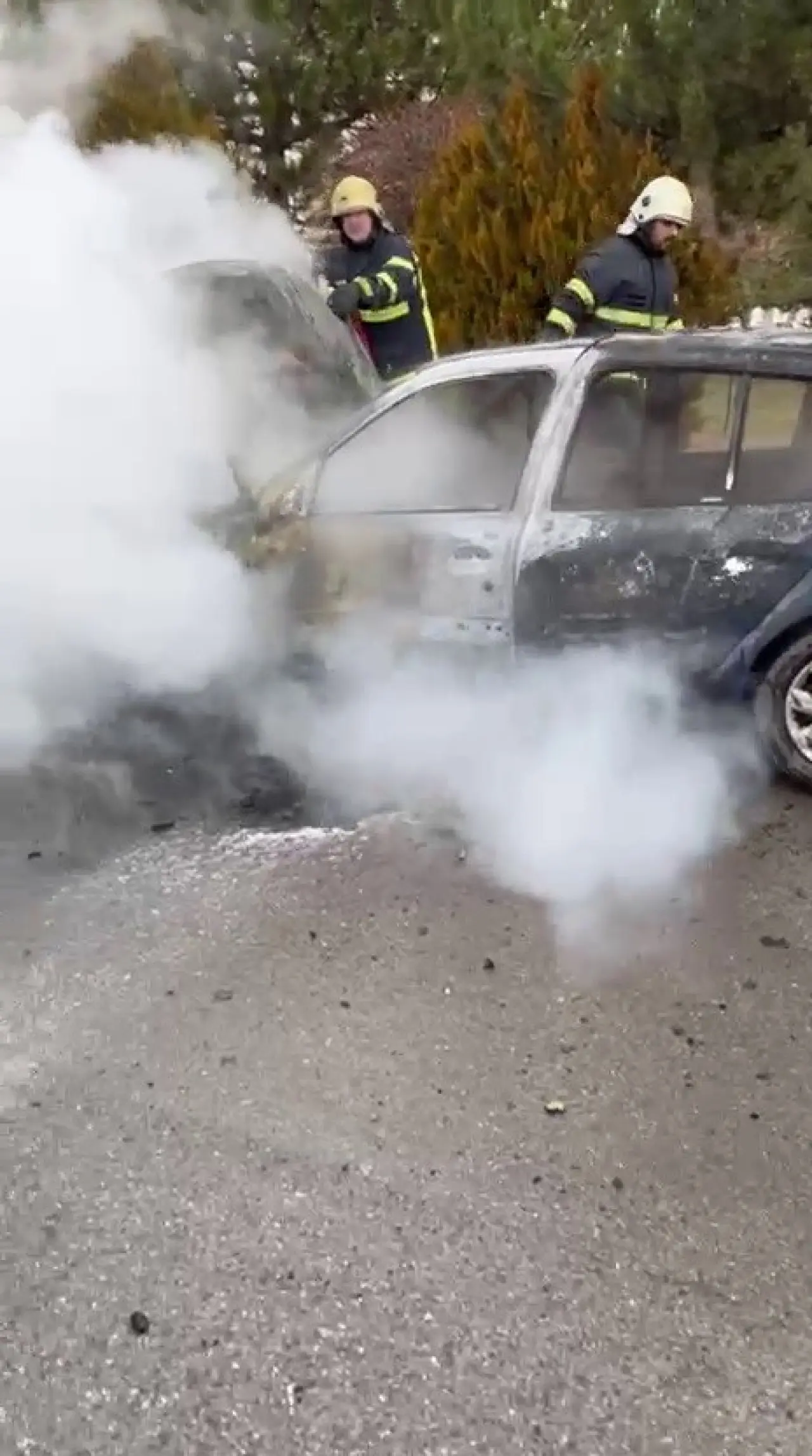 Ateş topuna dönen araç mahalleliyi korkuttu! 2