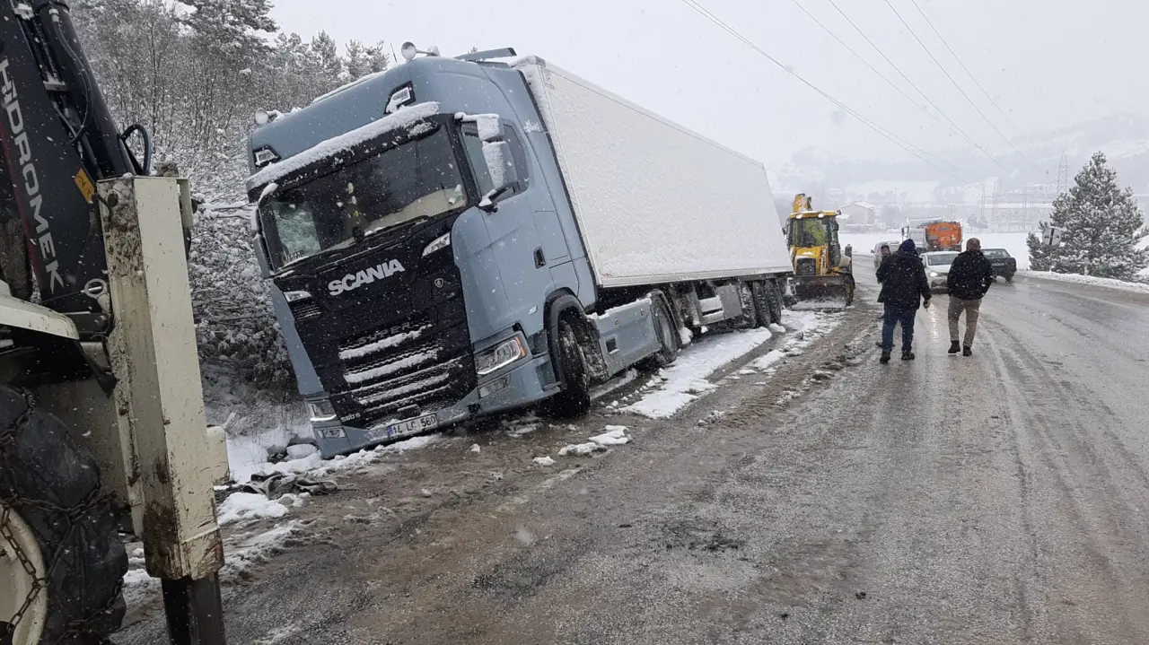 Kar yağışı felaketi getirdi! Bolu-Nallıhan yolunda tır şarampole uçtu 1