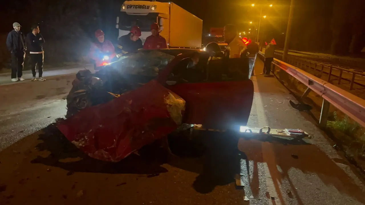 Çorum’da feci kaza! Tıra çarpan otomobil hurdaya döndü 2