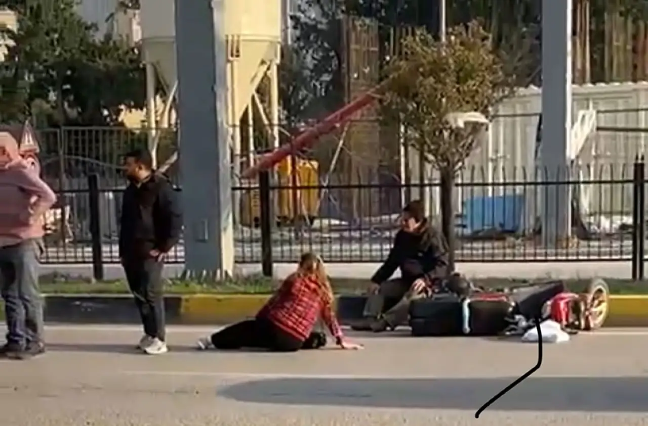 Hatay'da otomobil ve motosiklet çarpıştı! 2 kişi metrelerce savruldu 1