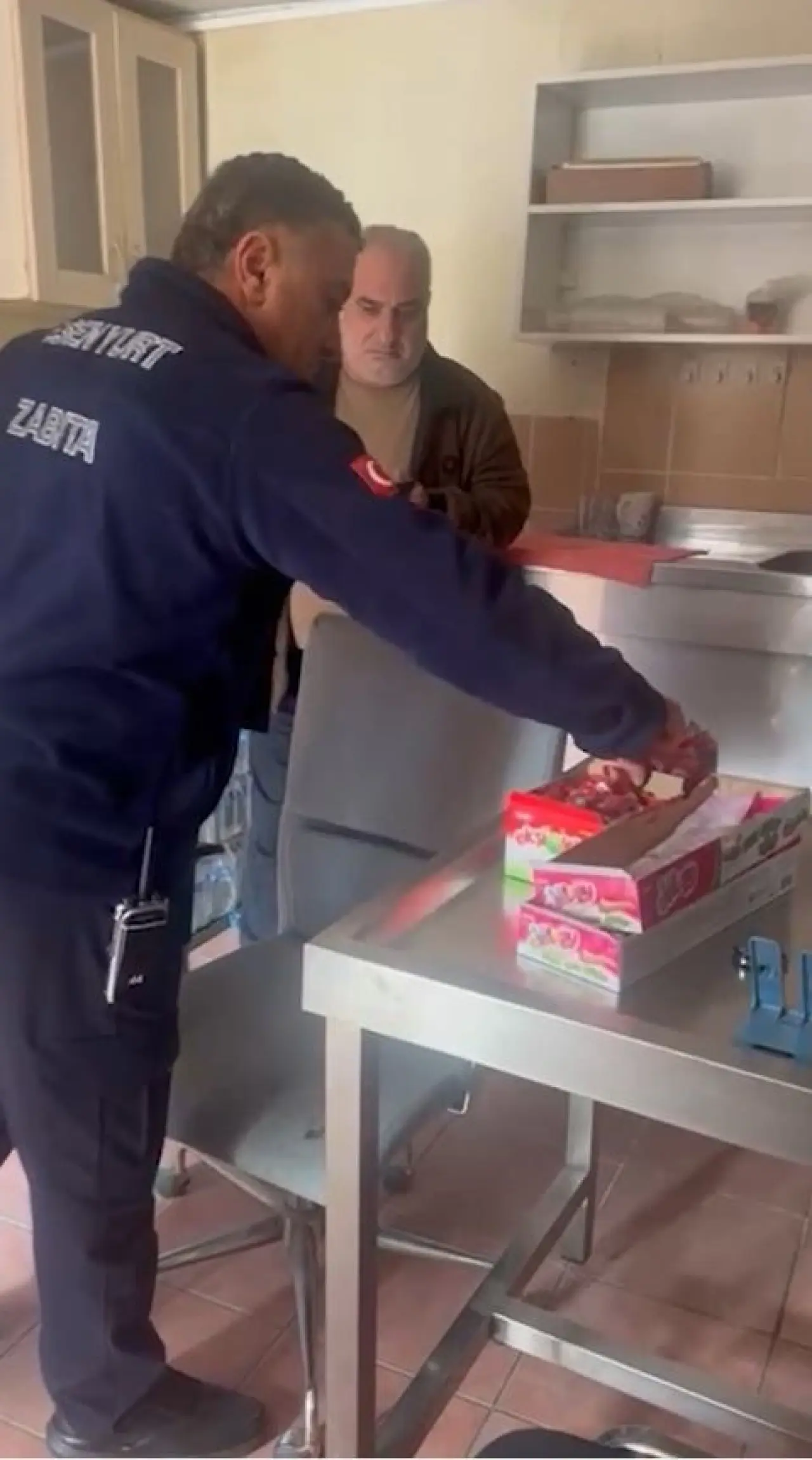 Esenyurt’ta okul kantini mühürlendi: Sağlıksız ürün skandalı! 2