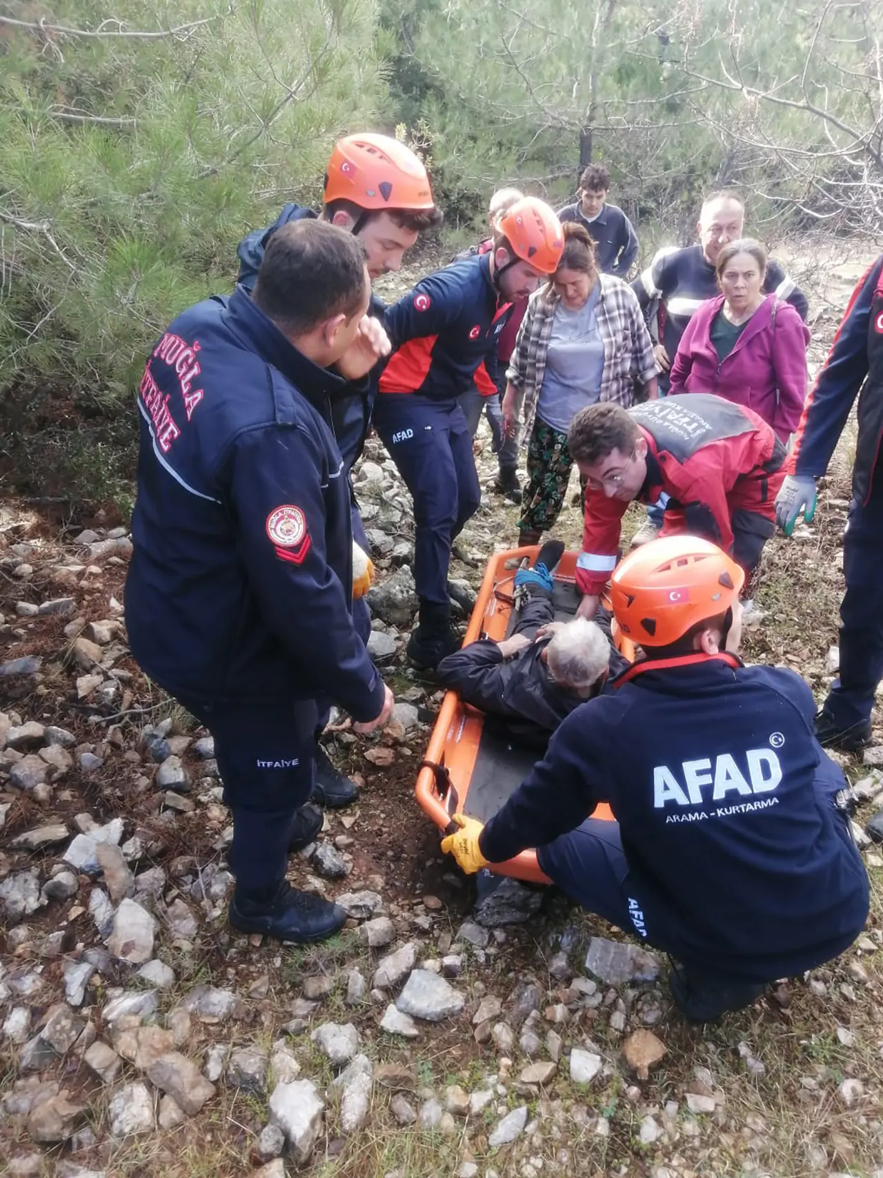 Kırsalda zor anlar! Kayalıklardan düşen yaşlı vatandaş kurtarıldı 1