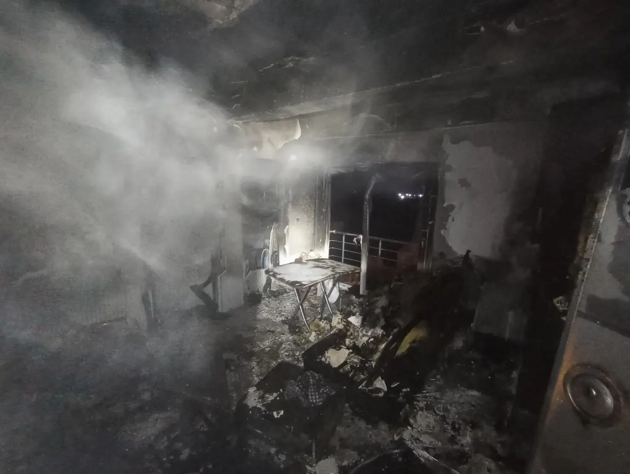 Elektrik kontağı faciası! Alevler 3 katlı binanın üst katını kül etti 3