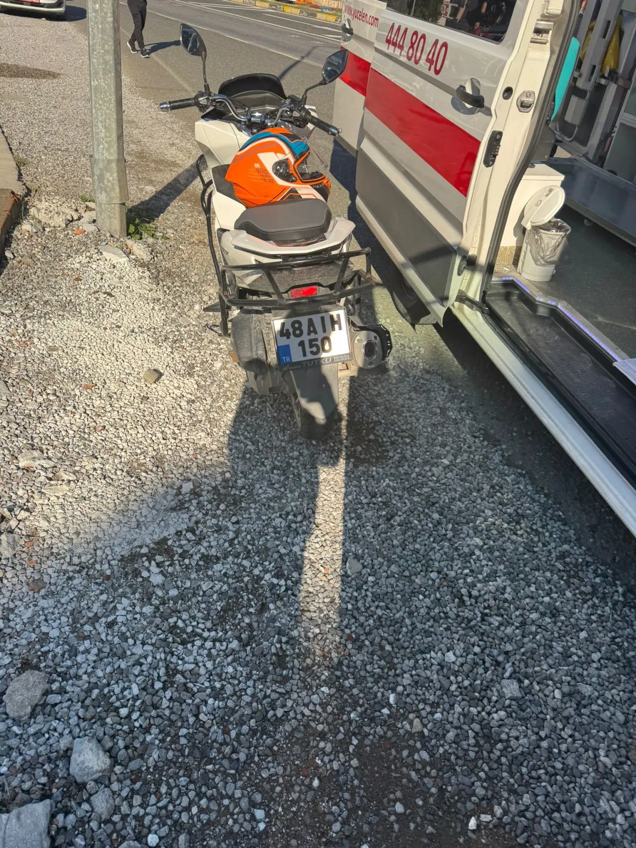 D-400 karayolu tehlike saçıyor! Motosiklet yola devrildi 1