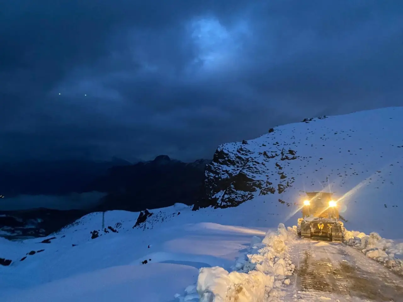 Doğuda kış sert geçiyor! 1 metreyi aşan kar yolları yuttu 3