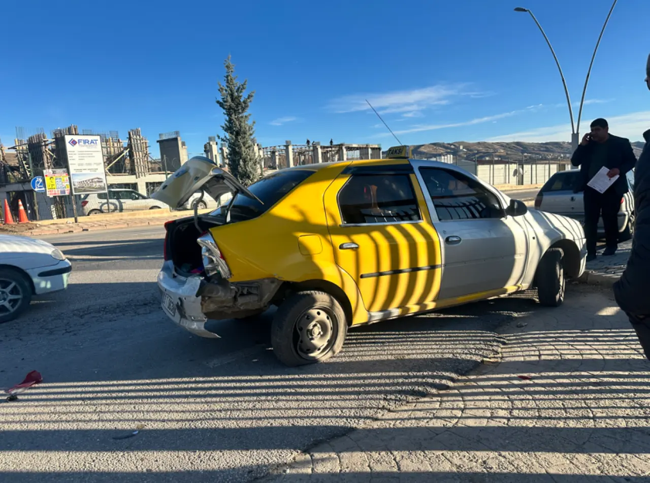 Elazığ’da feci çarpışma! İki araç birbirine girdi 3