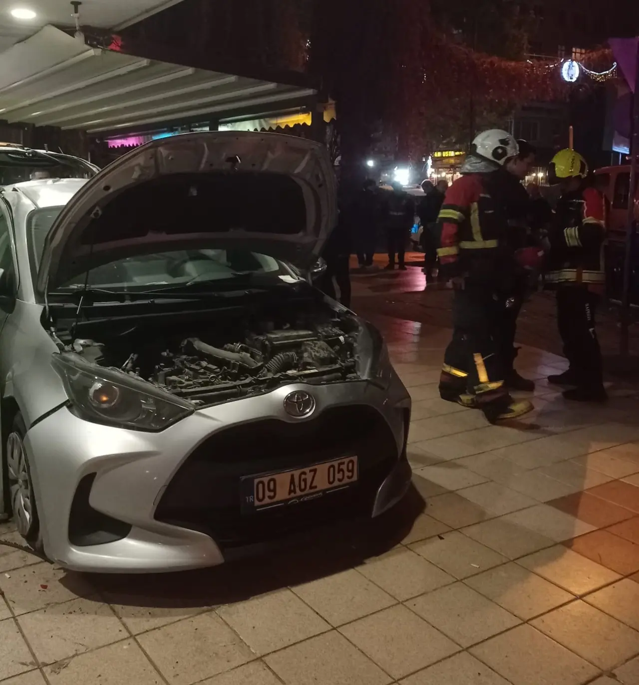 Aydın'da takla atan araç facianın eşiğinden döndü! Otomobil banka şubesine çarptı 1