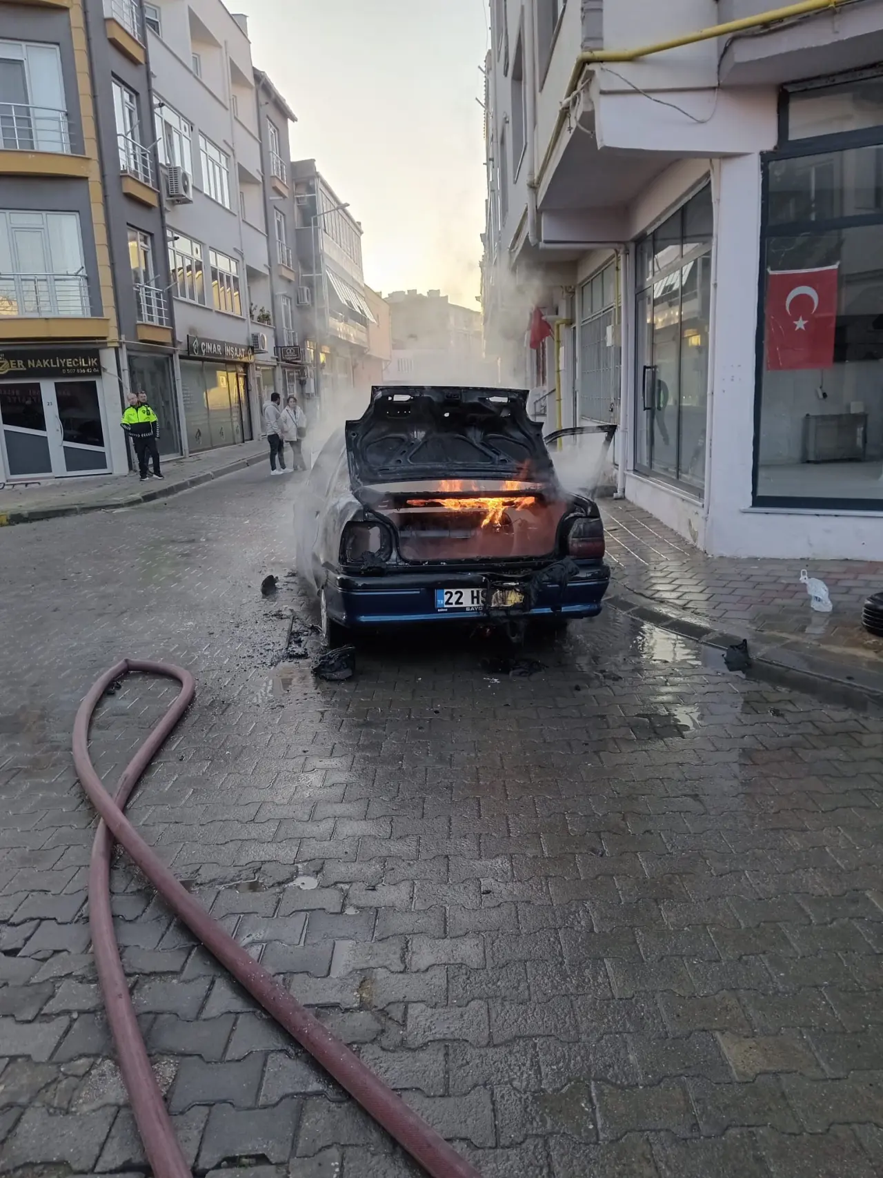 Motoru tutuşan otomobil cayır cayır yandı! Geriye hurda kaldı 2