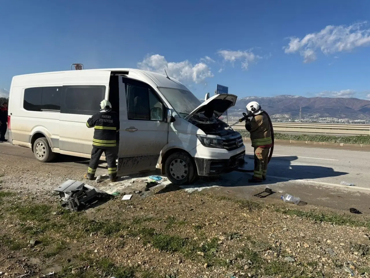 Yolda giderken minibüs alev alev yandı 2