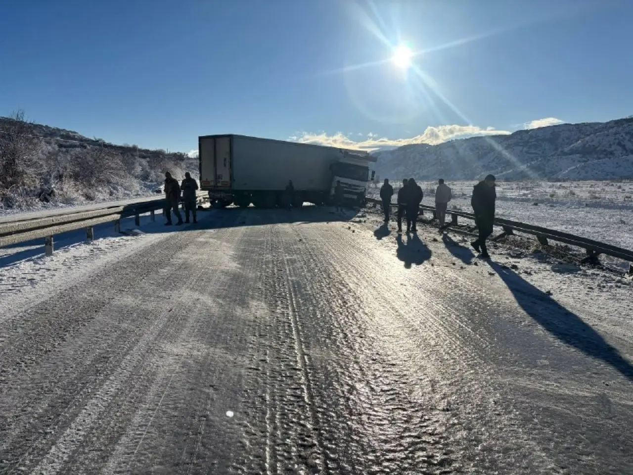 Erzincan-Erzurum karaylunda tır kazası ulaşımı felç etti! 12 kilometre araç kuyruğu oluştu 4