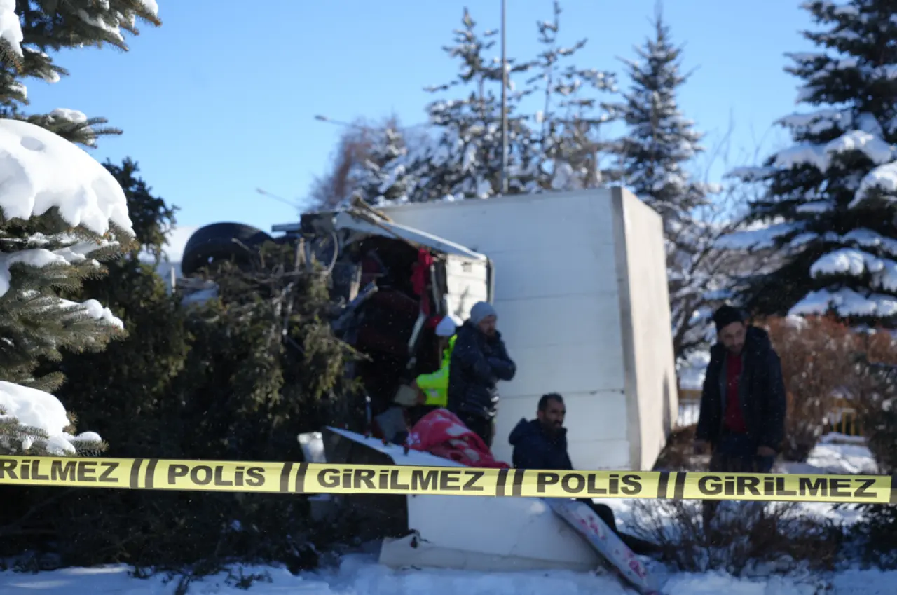 Erzurum’da dehşet anları! Kamyon ağacı kökünden söktü 4