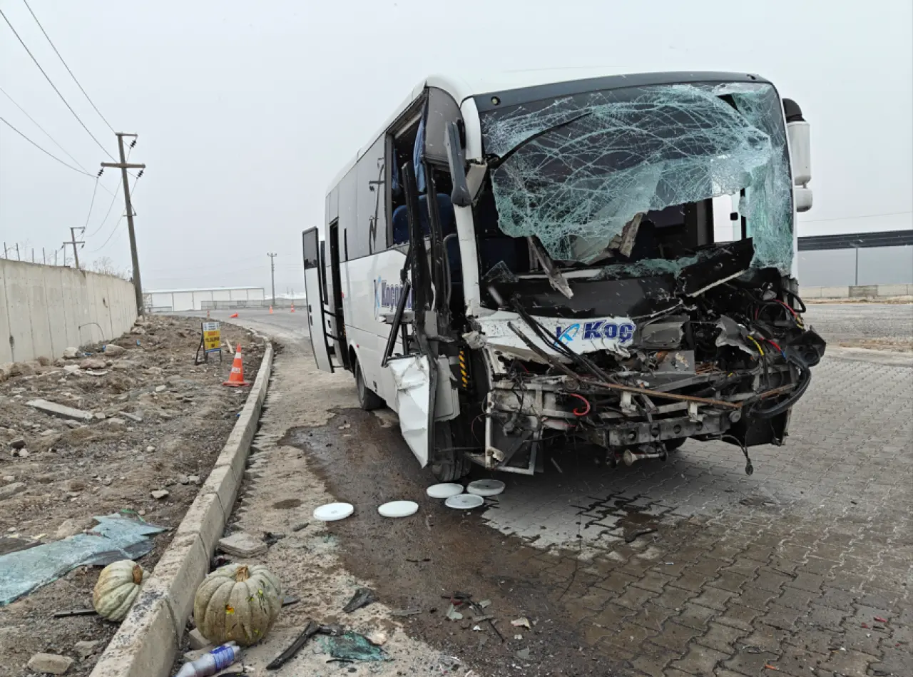 Kayseri İncesu’da işçi servisi tır dorsesine çarptı! 22 yaralı 4