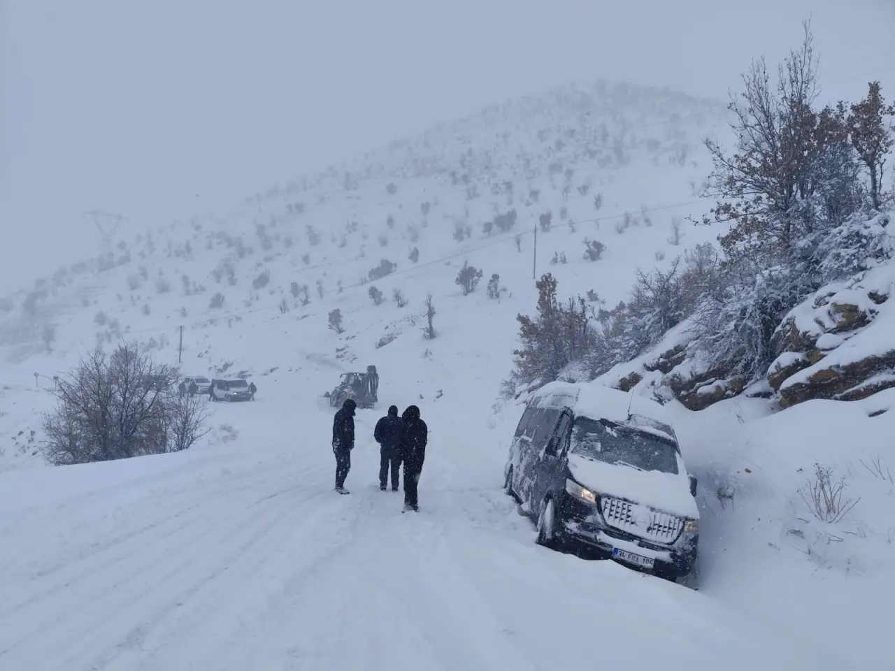 Kar Şırnak’ı felç etti! Yüzlerce araç yolda mahsur kaldı 4