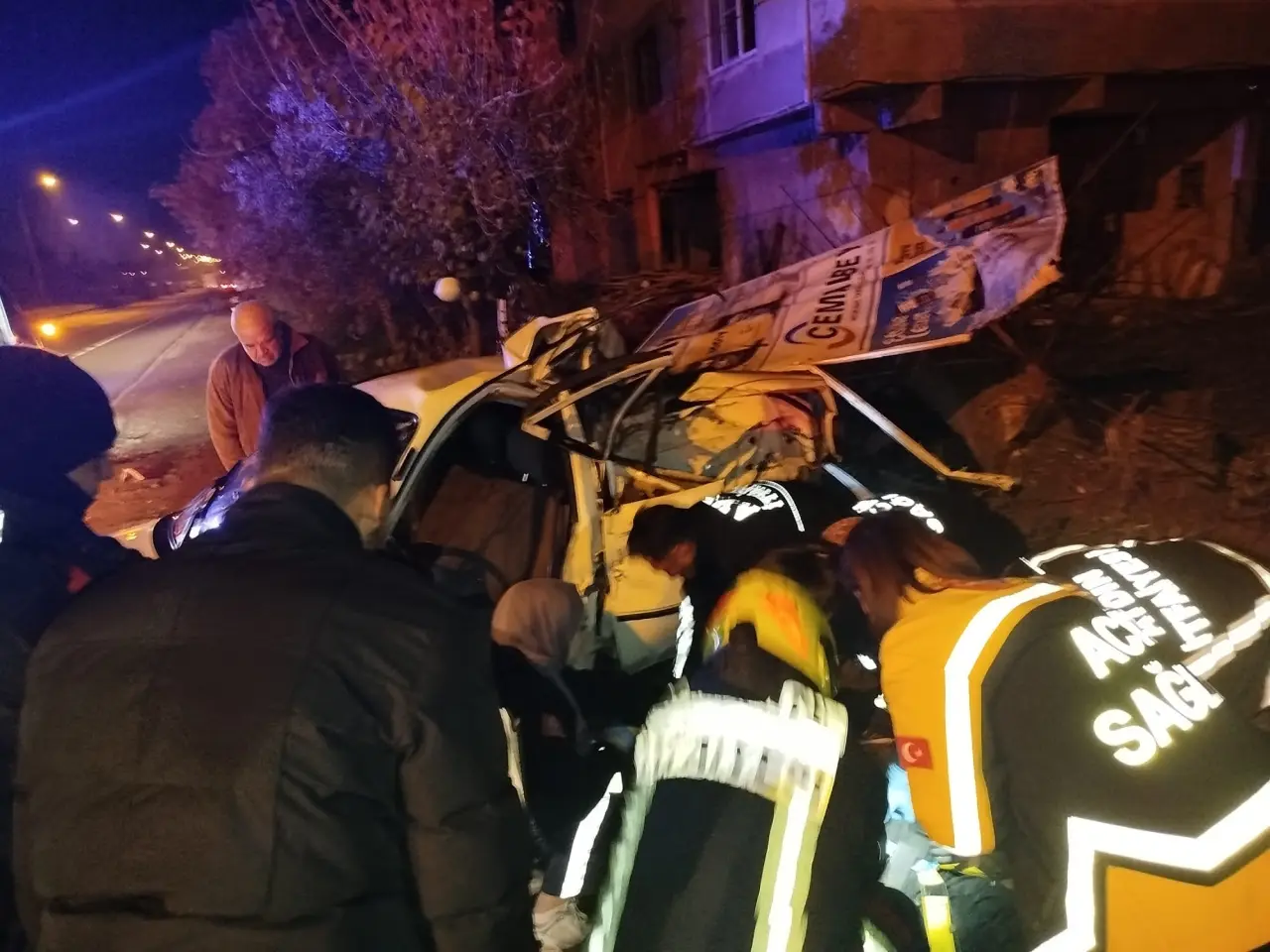 Nazilli’de ağaca çarpan otomobil hurdaya döndü! Sürücü içeride mahsur kaldı 2